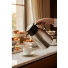 termoszból kávé öntése csészébe mobil nézetben