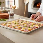 Pizzasütő tepsi 40 x 25 x 2 cm, kerekített peremű varrat nélküli alumínium