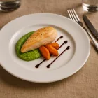 Italia 27 cm-es fehér porcelán főételes tányéron sous-vide csirkemell zöldborsópürével, pirított répaszeletekkel és balzsamecetes redukcióval