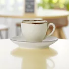 90 ml-es Smilla Sand kávéscsésze aljjal – stílusos porcelán kávéskészlet eleme