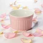 Porcelán ramekin pasztell rózsaszínben – romantikus tálaláshoz