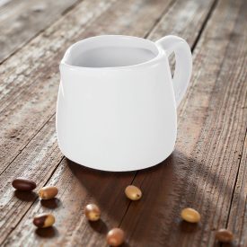 porcelán tejszíínkiöntő fa asztalon