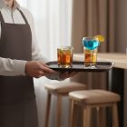 felszolgáló több itallal tálcán éttermi környezetben