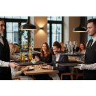 felszolgálás több tálcával éttermi környezetben