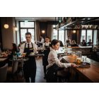 felszolgálás több tálcával bár környezetben