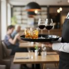 italok biztonságos szállítása tálcán csúszásmentes felülettel