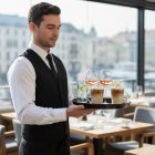 felszolgáló tálcával több ital biztonságosan szállítva