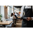 italok szállítása tálcákon vendéglátóipari használatban