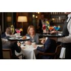 felszolgálás több tálcával éttermi környezetben