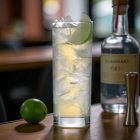Lav Liberty 295 ml-es longdrink pohár limonádéval, jéggel és szívószállal – elegáns, modern üveg pohár frissítő italokhoz
