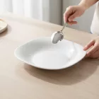 Parma fehér szögletes mélytányér 23x23 cm étellel – modern porcelán tányér tészta, saláta vagy leves tálalásához