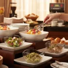 svédasztalos terítés üveg tálakkal és ételekkel