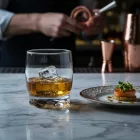 LAV Adora kristálytiszta whiskys pohár jéggel egy exkluzív étterem márvány pultján
