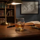 LAV Adora 275 ml-es üveg whiskys pohár jéggel egy elegáns mahagóni íróasztalon