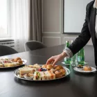 35 cm-es kerek inox tálca 2 cm-es peremmel – rozsdamentes acél szervírozó tálca elegáns tálaláshoz