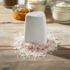 Fehér porcelán sószóró 4,5x4,5x6,5 cm – modern, letisztult forma