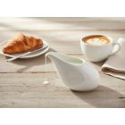 Porcelán tejszínkiöntő 70 ml reggeli asztalon kávé és croissant mellett