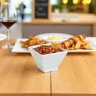 Kúpos szögletes porcelán tálka 50 ml – elegáns szószos és mártogatós tálaláshoz