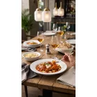 Boj fehér porcelán 23 cm-es leveses mélytányér elegáns fine dining tálalásban, színes zöldségleves buggyantott tojássa