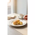 BOJ fehér porcelán kenyértányéron friss kenyér és vaj – letisztult, klasszikus fine dining tálalás
