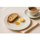 BOJ fehér porcelán kenyértányéron friss kenyér és vaj – letisztult, klasszikus fine dining tálalás