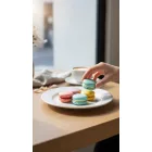 BOJ fehér porcelán kenyértányér 16 cm – brunch stílusú tálalás friss kenyérrel, vajjal és mézcseppel, természetes fényben