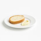 BOJ fehér porcelán kenyértányér 16 cm – brunch stílusú tálalás friss kenyérrel, vajjal és mézcseppel, természetes fényben