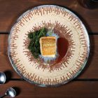 Infinity Micenas porcelán tányéron tálalt roston sült fehér hal spenóttal és barna mártással – fine dining tálalás