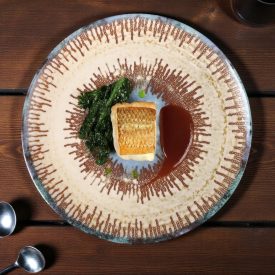 Infinity Micenas porcelán tányéron tálalt roston sült fehér hal spenóttal és barna mártással – fine dining tálalás