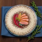 Infinity Micenas porcelán tányéron tálalt rosé kacsamell céklapürével, ropogós díszítéssel és balzsamecet-cseppekkel – fine dining tálalás