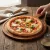 Kerek akácfa tálalódeszka pizza tálalásához éttermi környezetben