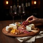 Akácfa tálalódeszka sajttál és antipasti tálalásához