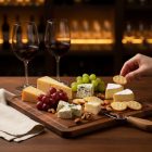 Fa tálalódeszka sajttál és borkorcsolya tálalásához