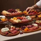 hidegtál tálalása fa deszkán büfé asztalon