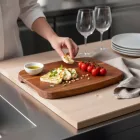 Acacia szögletes fa tálalódeszka 22,5x16x1,5 cm – elegáns és természetes