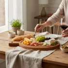 Acacia kerek nyeles fa tálalódeszka 14x19x1,5 cm