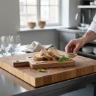  Acacia szögletes akáciafa tálalódeszka 10×19×1,5 cm – egyszemélyes, rusztikus, mosogatógépbe nem tehető