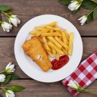 Felit fehér porcelán lapostányér letisztult tálaláshoz