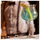 gin tonic felszolgálása jéggel lime-mal és fűszerekkel pohárban