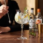 gin tonic pohár koktéllal elegáns bárpulton felszolgálva