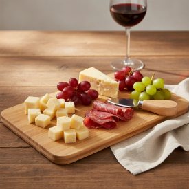 Bambusz vágódeszka sajtos és felvágottas kínáláshoz