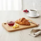 ambusz vágódeszka reggeli tálaláshoz croissanttal és vajjal