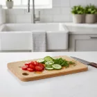 Bambusz vágódeszka zöldségek szeleteléséhez konyhai előkészítéshez