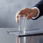 Indro Baby 60 ml-es feles pohár vodkával, letisztult modern bár stílusban