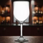 Fame vizes-boros kehely, Lav üveg – részletfotó a karcsú száról, a fényes talpról és az üveg áttetsző minőségéről