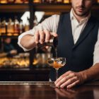 koktél készítés mércével ital kimérése közben