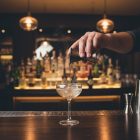 koktél készítés mércével ital kimérése közben