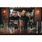 koktél eszközök bárpulton shakerrel és mércével