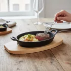 Öntöttvas ovális tálaló edény 21,5 cm fa alátéttel