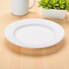 Klasszikus fehér porcelán lapostányér éttermek és otthonok számára